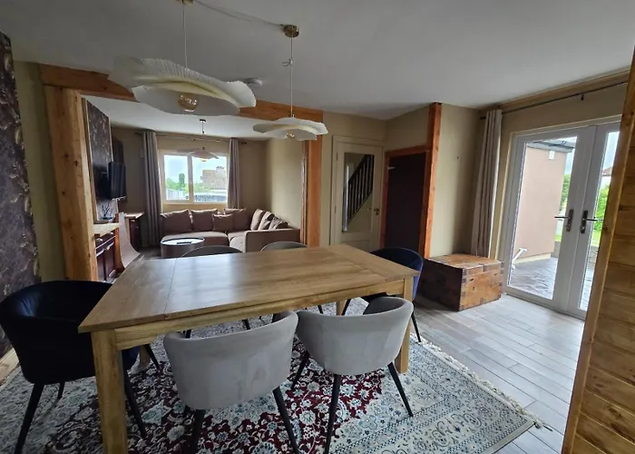 Cozy Town House Апартаменты Атлон